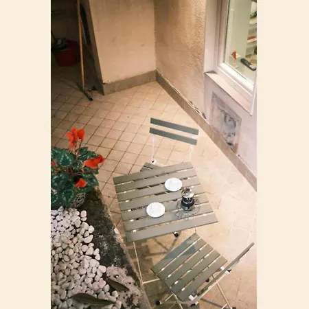 Apartment Nespolino, Piccola Casetta In Centro Storico Al Piano Terra Con Piccolo Spazio Esterno Privato Naples