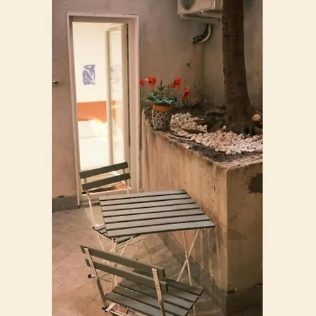 Nespolino, Piccola Casetta In Centro Storico Al Piano Terra Con Piccolo Spazio Esterno Privato