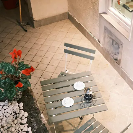 Nespolino, Casetta In Centro Storico Al Piano Terra Con Piccolo Spazio Esterno Privato Appartement