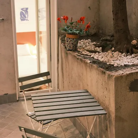 Nespolino, Casetta In Centro Storico Al Piano Terra Con Piccolo Spazio Esterno Privato * Napels